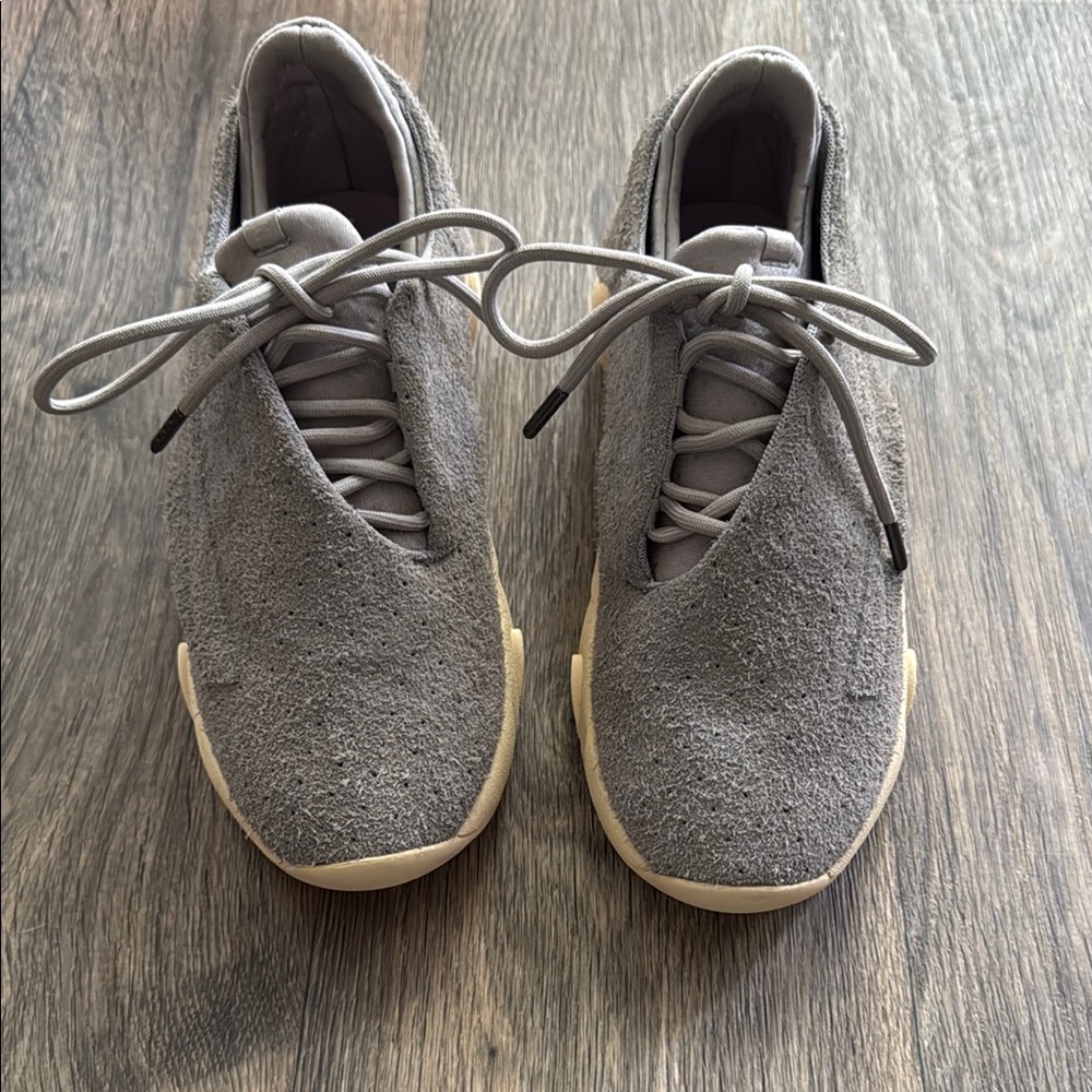 Clearweather Gray Suede sneaker like new 7.5womens
